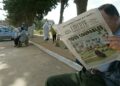 An Algerian reads the 26 May 2003 "Liberte" newspaper titled " All guilty" 26 May 2003, at the entrance of El Alia cemetery in Algiers. The Algerian government scrambled Monday to dispel criticiem it has dragged its heels in helping victims of last week's deadly quake, as Islamic radicals took advantage of the widespread anger towards the authorities and stepped in to fill the void. AFP PHOTO/PHILIPPE DESMAZES (Photo by PHILIPPE DESMAZES / AFP)