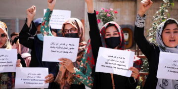 Afghan women's rights defenders and civil activists protest to call on the Taliban for the preservation of their achievements and education, in front of the presidential palace in Kabul, Afghanistan September 3, 2021. REUTERS/Stringer - RC26IP97IM5V