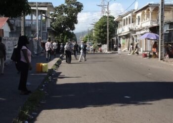 A general view of a main street is seen on March 28, 2019 in Moroni, after gunfire was heard in the Comorian capital. - Comoros Interior Minister Mohamed "Kiki" Daoudou confirmed to AFP that gunfire had erupted near a military base in Moroni on March 28, 2019 but insisted the situation in the coup-prone nation was "under control". (Photo by YOUSSOUF IBRAHIM / AFP)