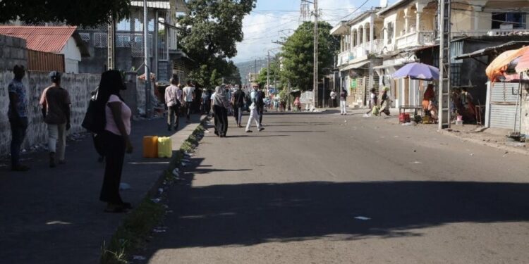 A general view of a main street is seen on March 28, 2019 in Moroni, after gunfire was heard in the Comorian capital. - Comoros Interior Minister Mohamed "Kiki" Daoudou confirmed to AFP that gunfire had erupted near a military base in Moroni on March 28, 2019 but insisted the situation in the coup-prone nation was "under control". (Photo by YOUSSOUF IBRAHIM / AFP)