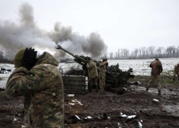 Ukrainian artillerymen fire a M777 howitzer towards Russian positions on the frontline of eastern Ukraine, on November 23, 2022, amid the Russian invasion of Ukraine. (Photo by Anatolii Stepanov / AFP)